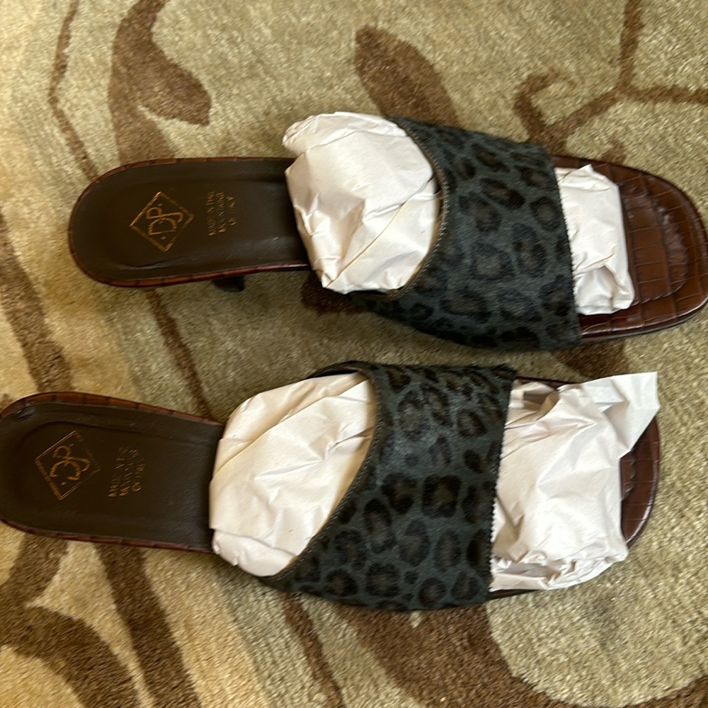 Sandal with fur animal print
